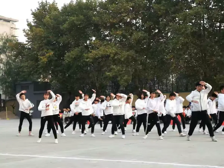 南非队意气风发，勇于向前()