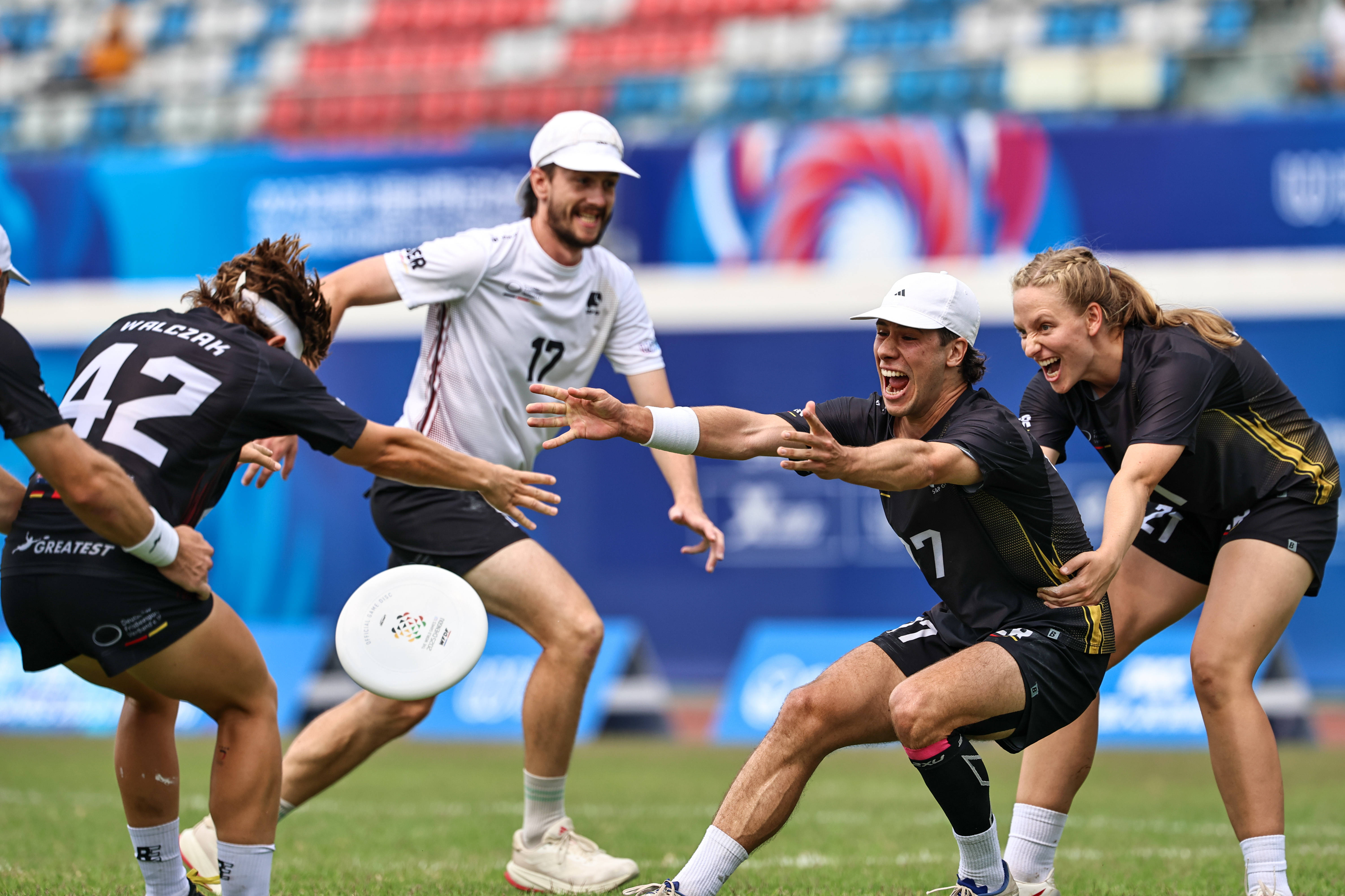 法国队在友谊赛中胜出，斩获德国队()