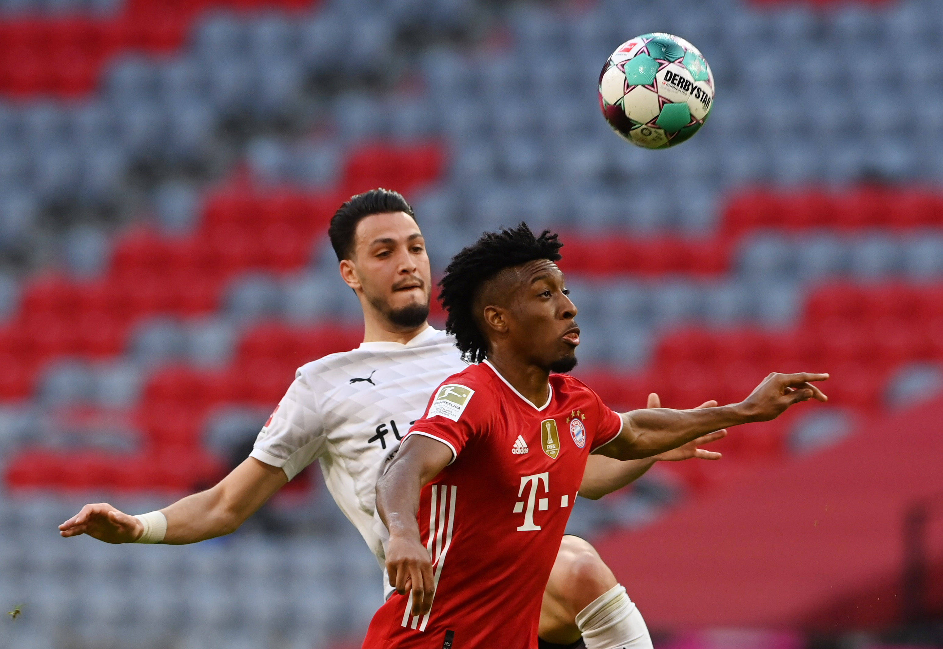 门兴格拉德巴赫在比赛中展现出团队精神()