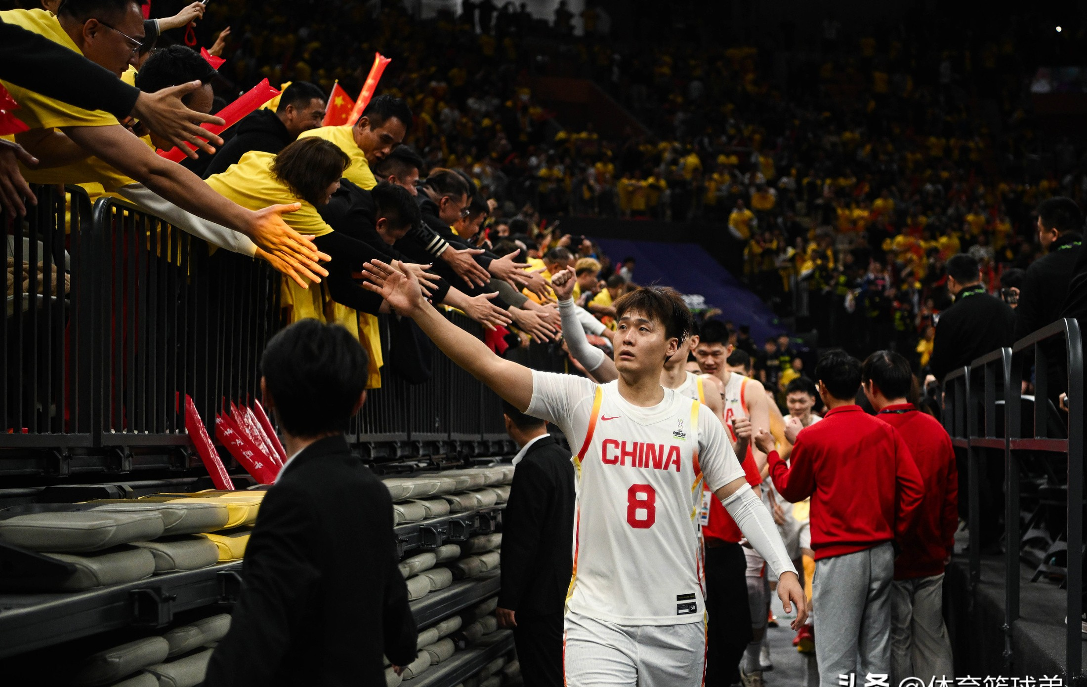 球队凝聚力强，团结一心冲击冠军宝座()