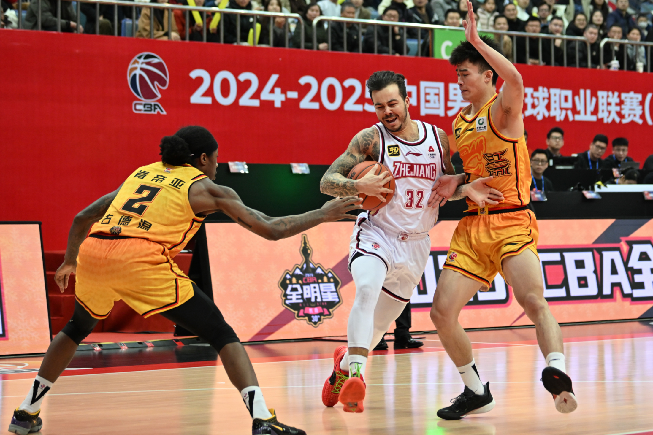 浙江队客场对抗山东，外援组合发威赢得比赛关键()