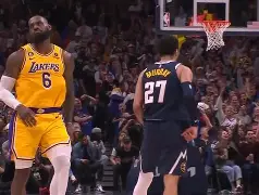詹姆斯压哨进球！湖人总决赛首胜()