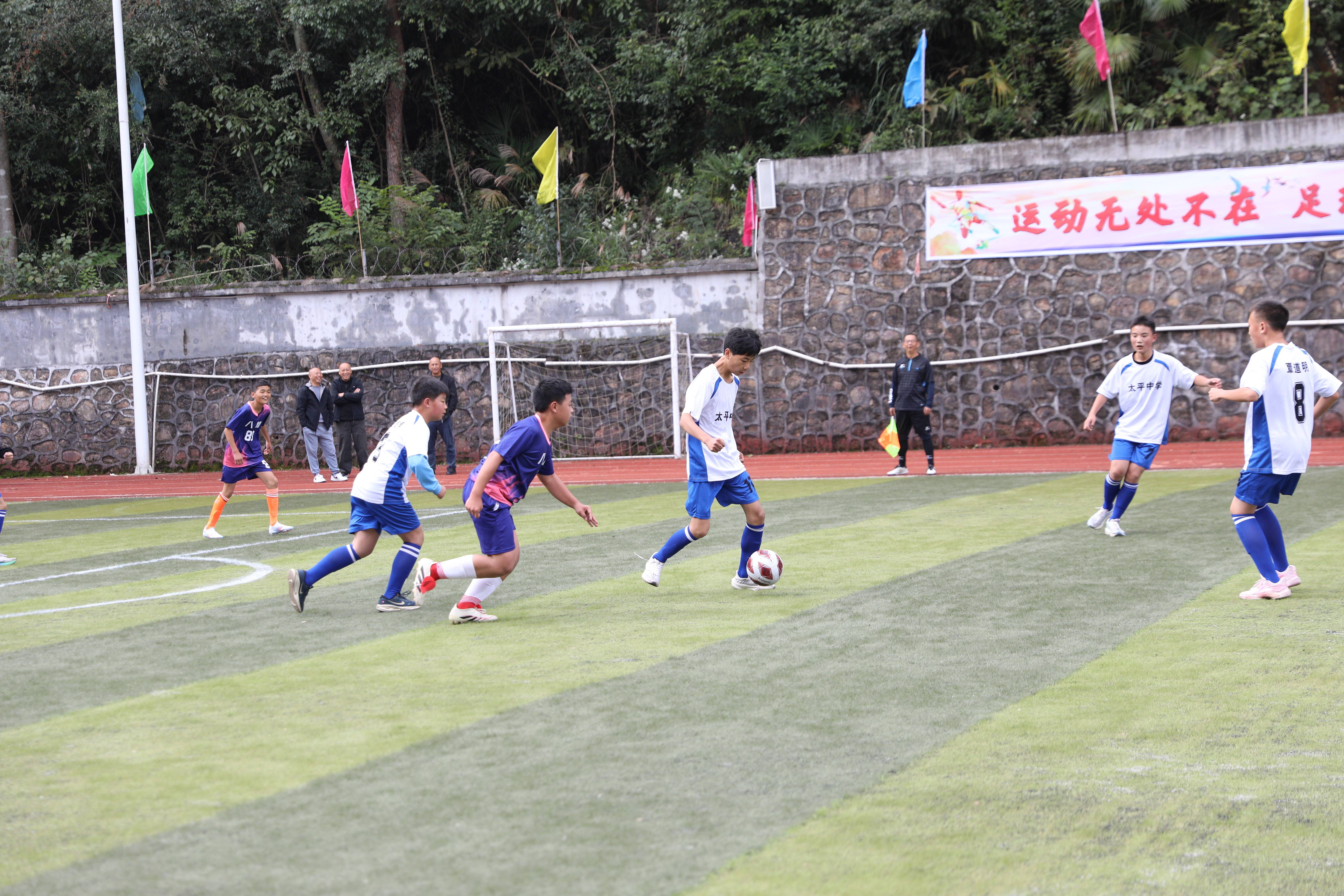 足球赛事震撼人心，球场激战一触即发，举世瞩目(足球罚点球视频)