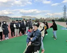 青岛黄海球员全力以赴,为球队争取机会() 青岛黄海球员全力以赴,为球队争取机会()