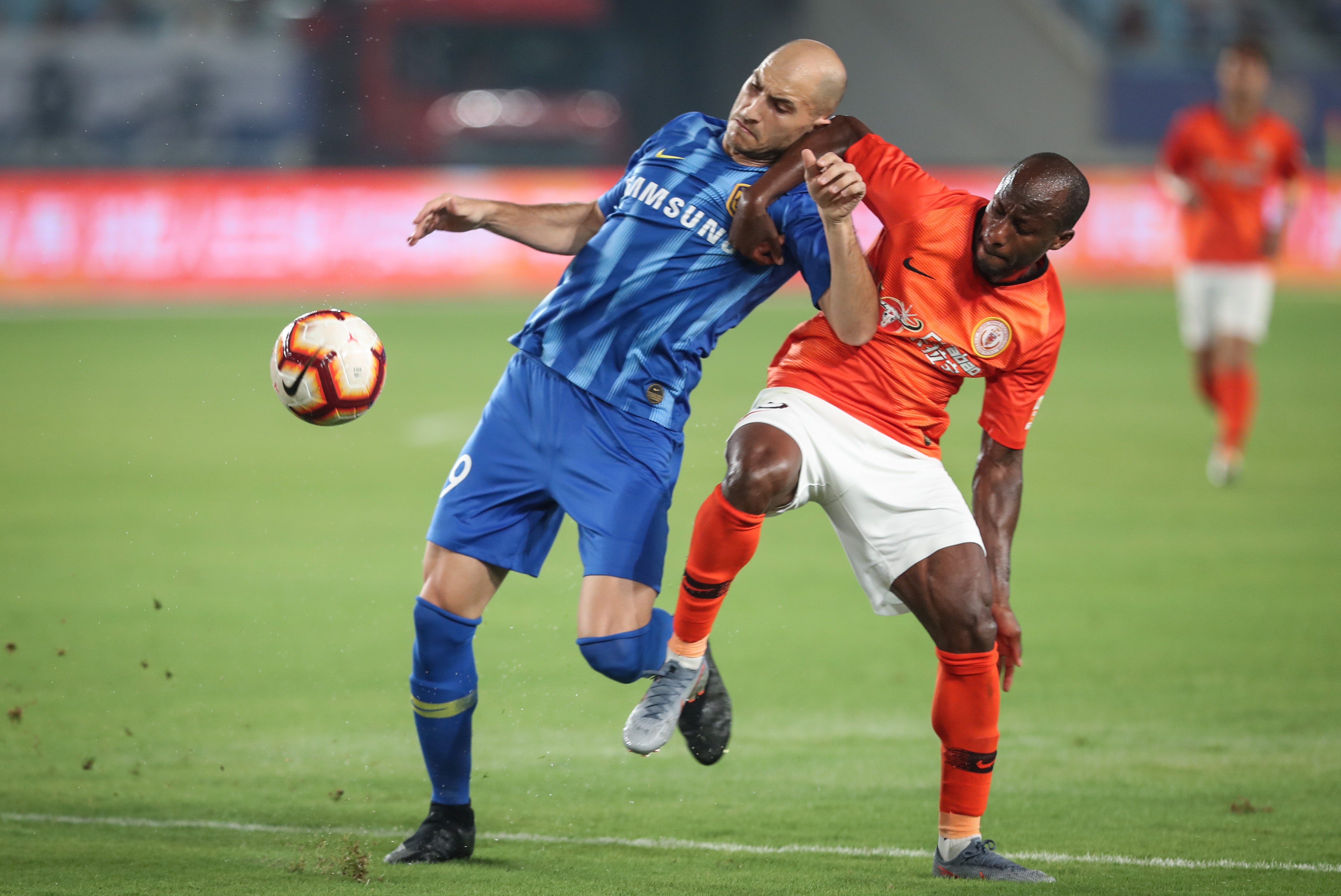 大连港对阵江苏苏宁，谁能占据场上优势？()