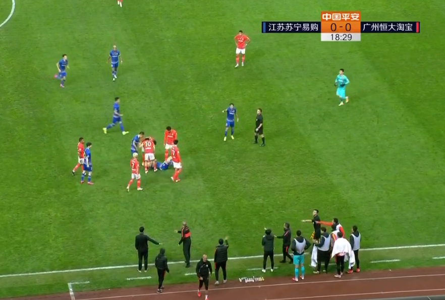 大连港对阵江苏苏宁，谁能占据场上优势？()