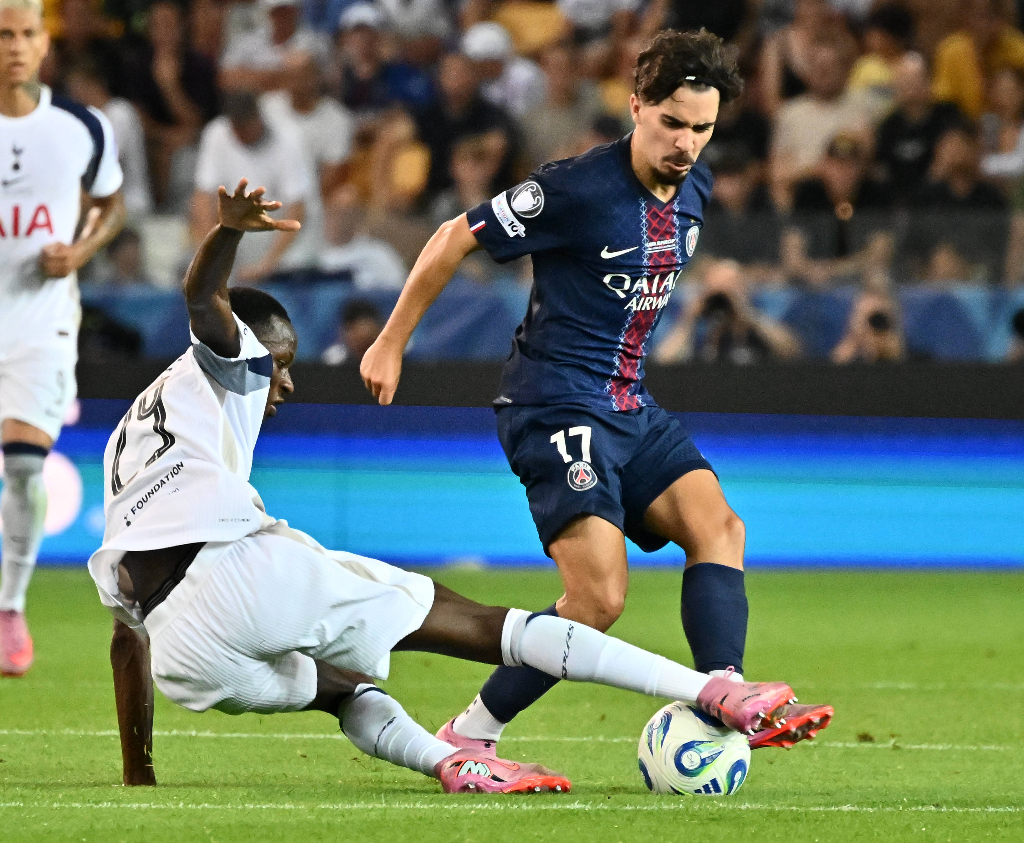 巴黎圣日耳曼调整战术，曼城计划再夺欧冠()