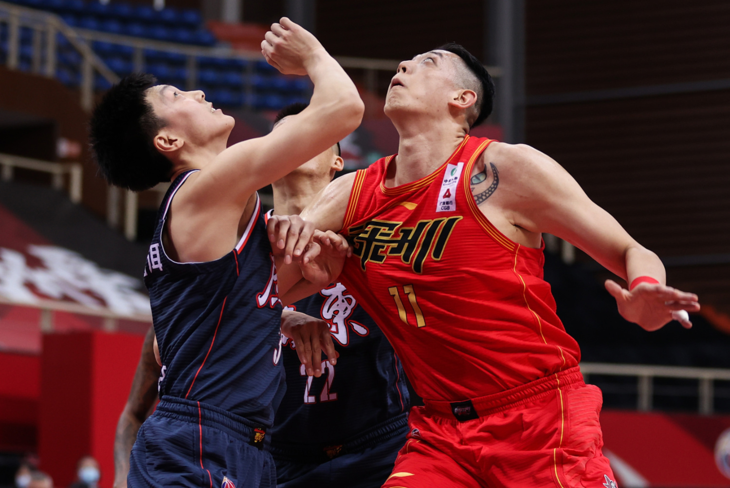 紧逼防守压制对手，球队时隔多年再登CBA巅峰()