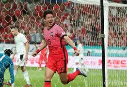 那不勒斯中场组织配合默契，助球队取得胜利()