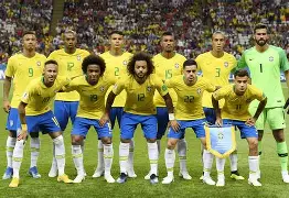 那不勒斯中场组织配合默契，助球队取得胜利()