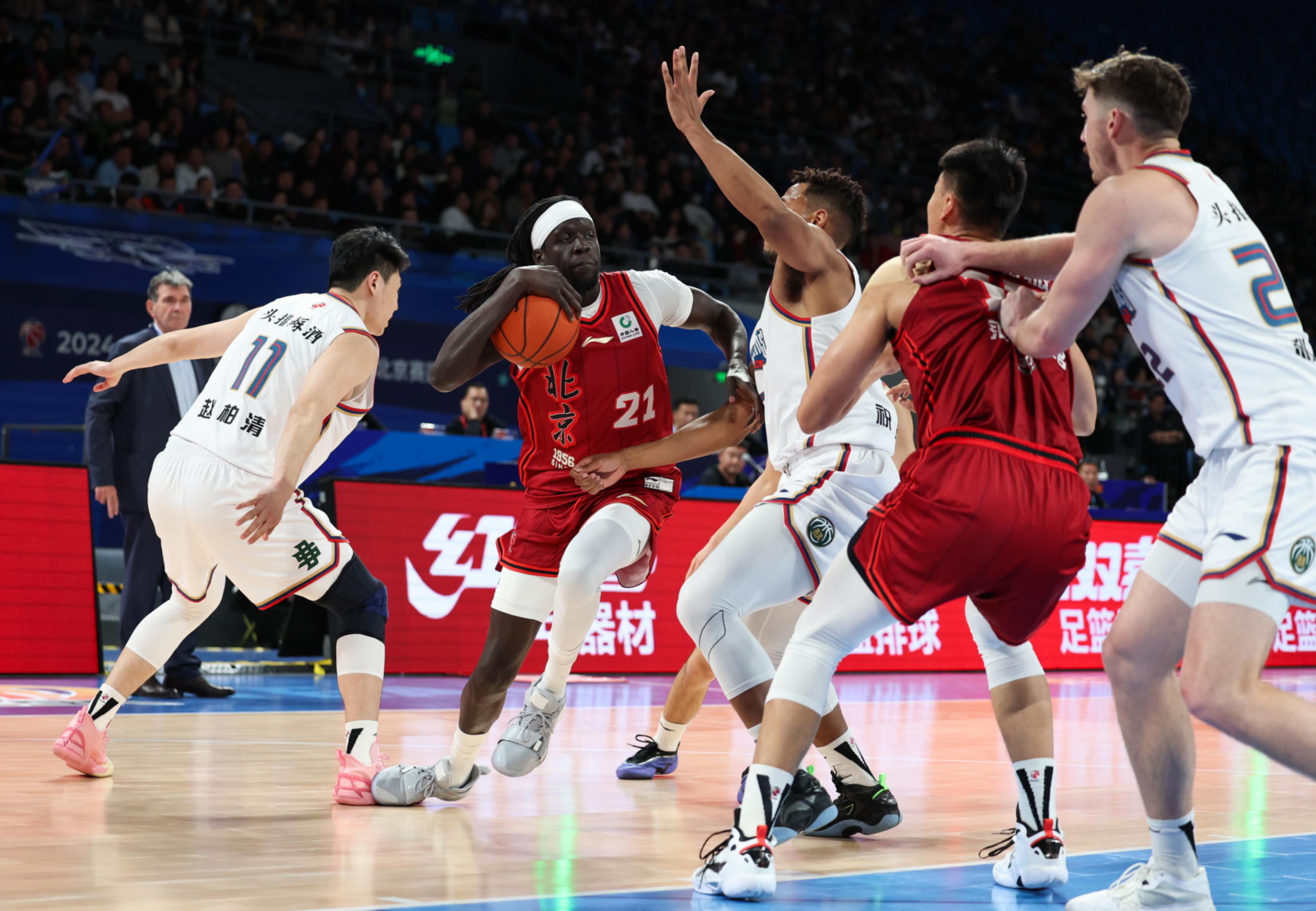 聚焦联赛最新进展，球队实力较量争夺胜利()