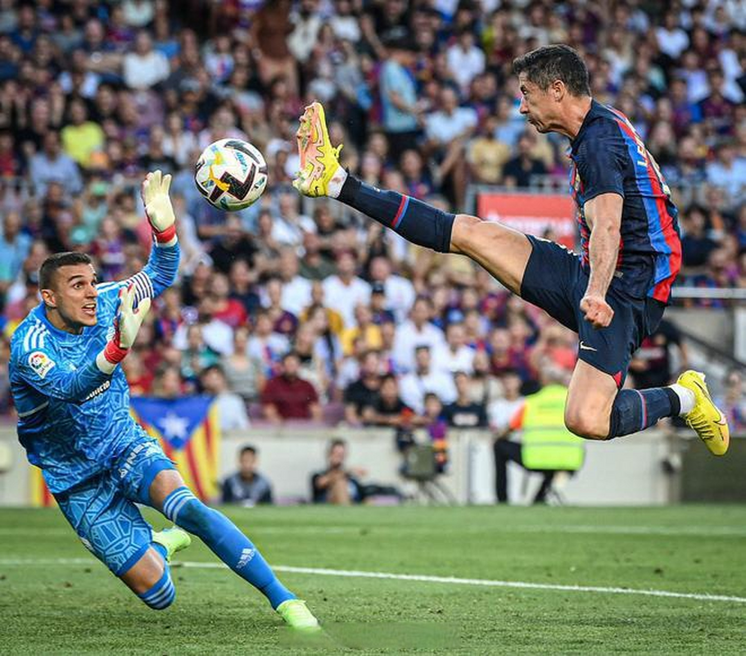 足球巨星斗艳对决，火力全开场面惊艳()