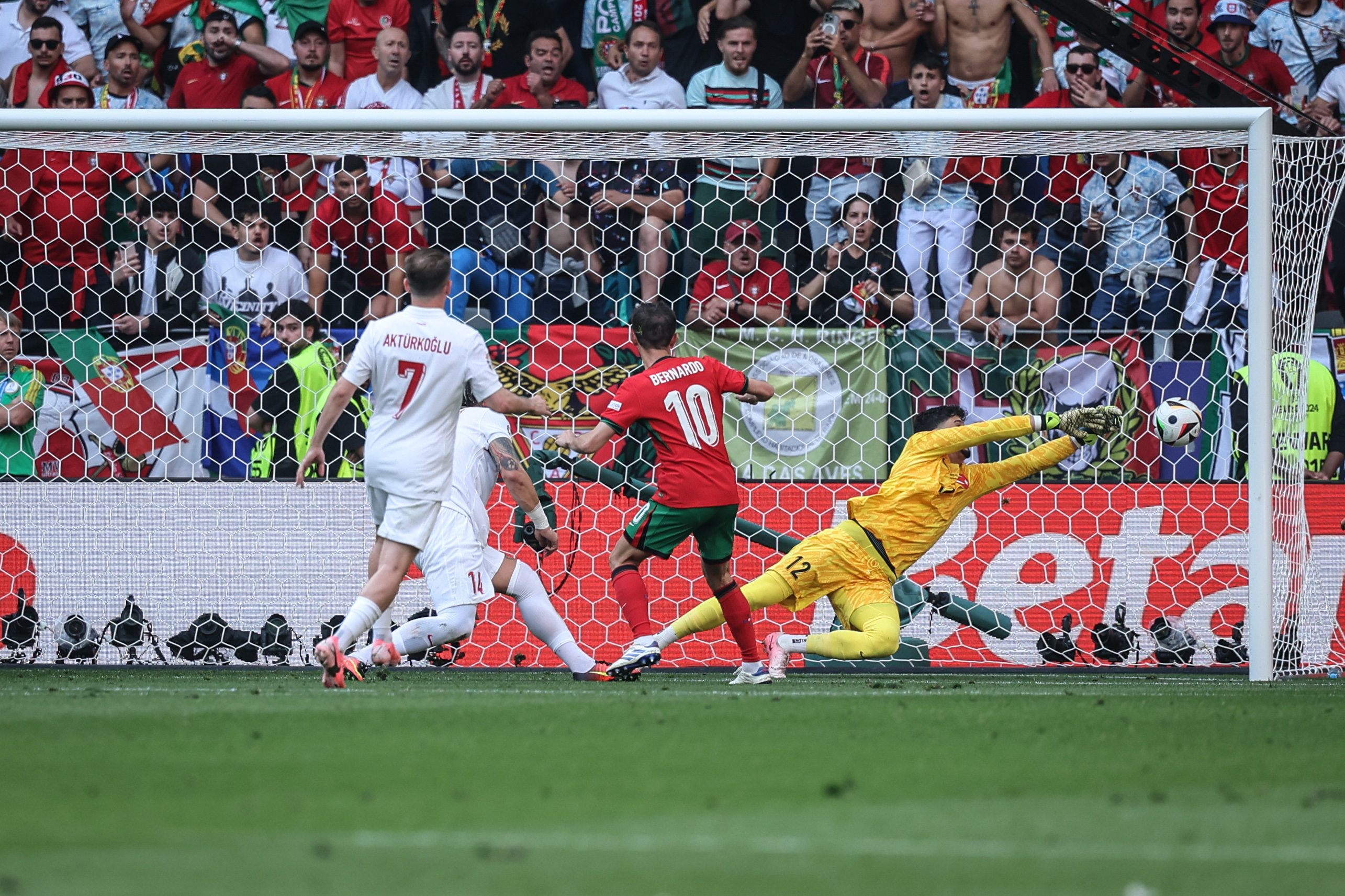 葡萄牙击败法国，挺进欧锦赛决赛()