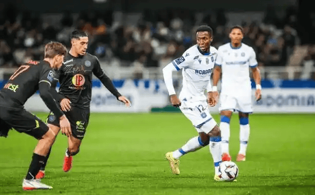 欧塞尔队主场战胜对手，离保级目标更近一步()