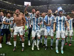 维拉客场称王夺冠，球员喜笑颜开()