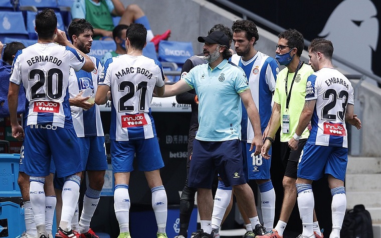 西班牙联赛中球队遭遇连败，教练组面临压力()