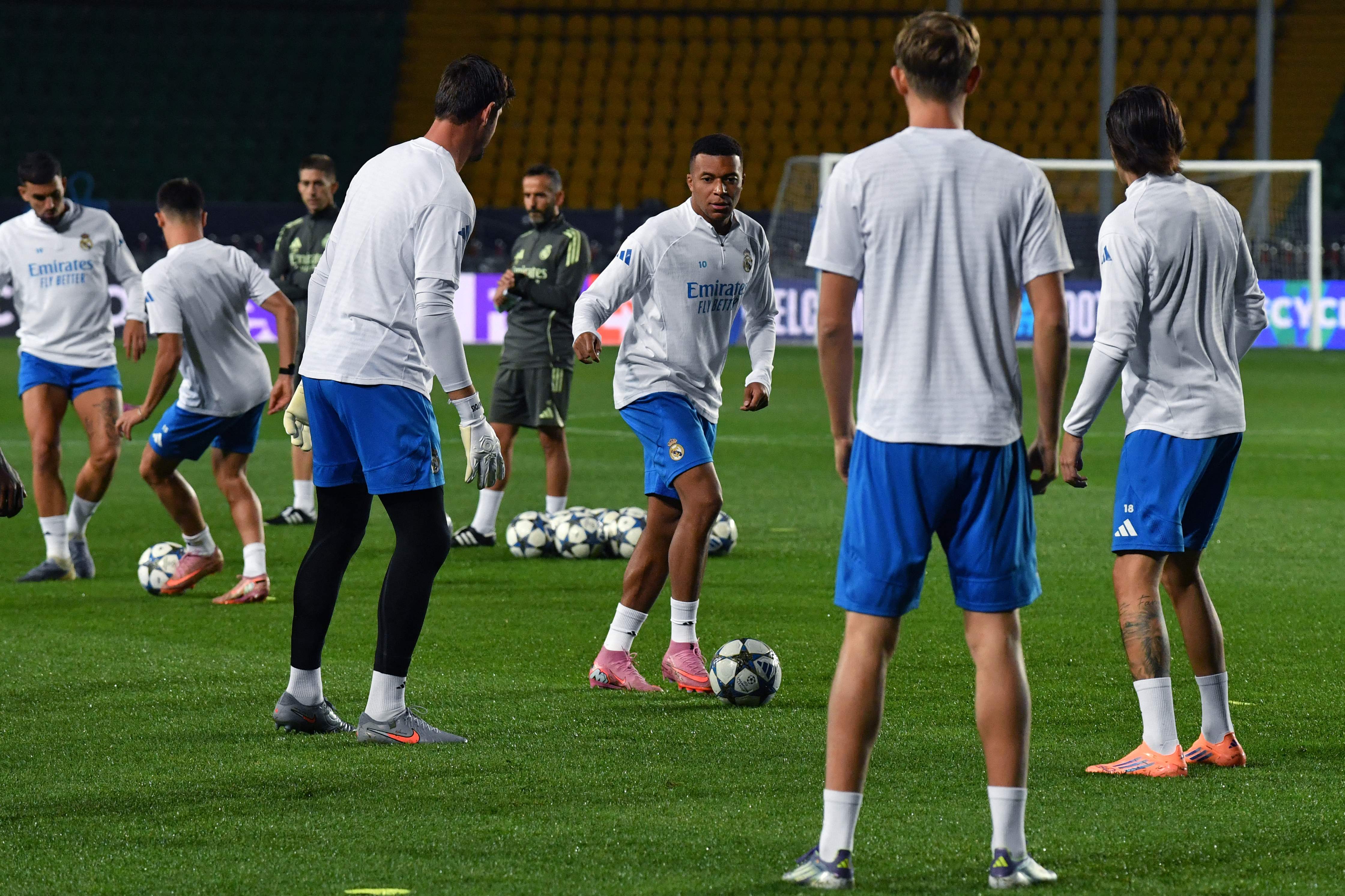 欧洲大赛即将开打，球员们正全力备战()